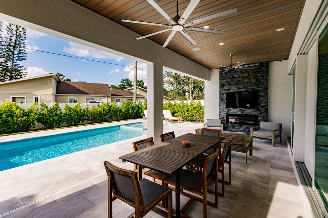 Bikinis and Martinis, property photograph 10