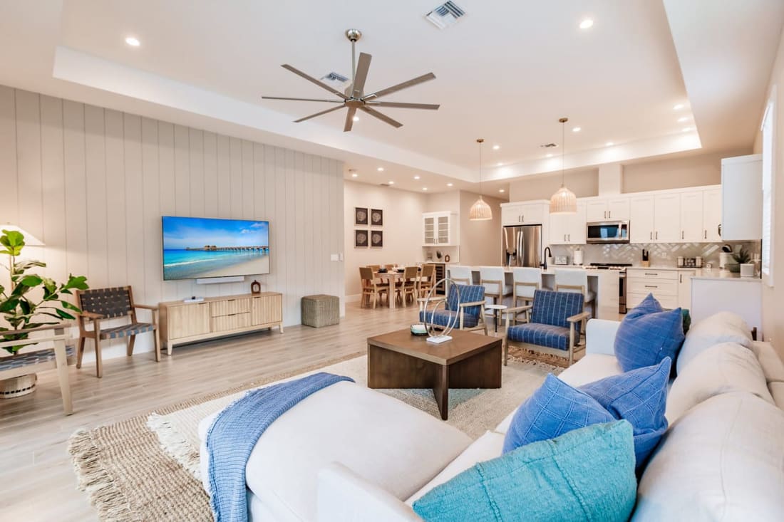 Bikinis and Martinis, property photograph 7