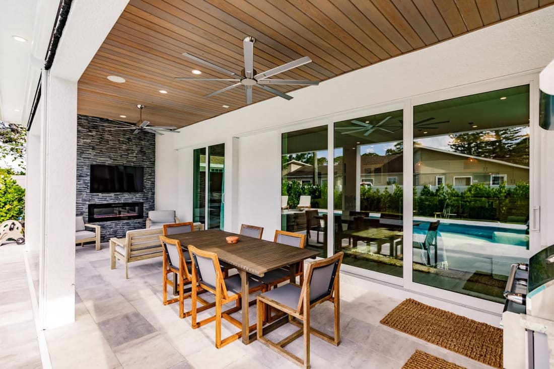 Bikinis and Martinis, property photograph 9
