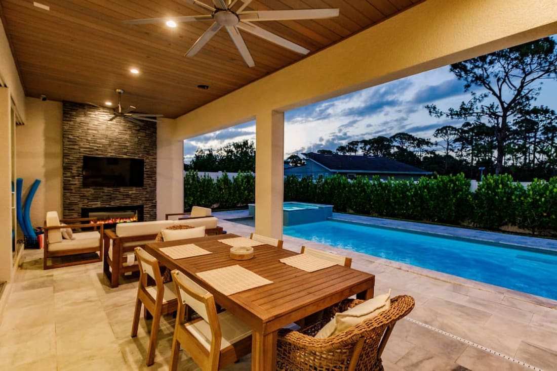 Mimosa Manor, poolside photograph 1