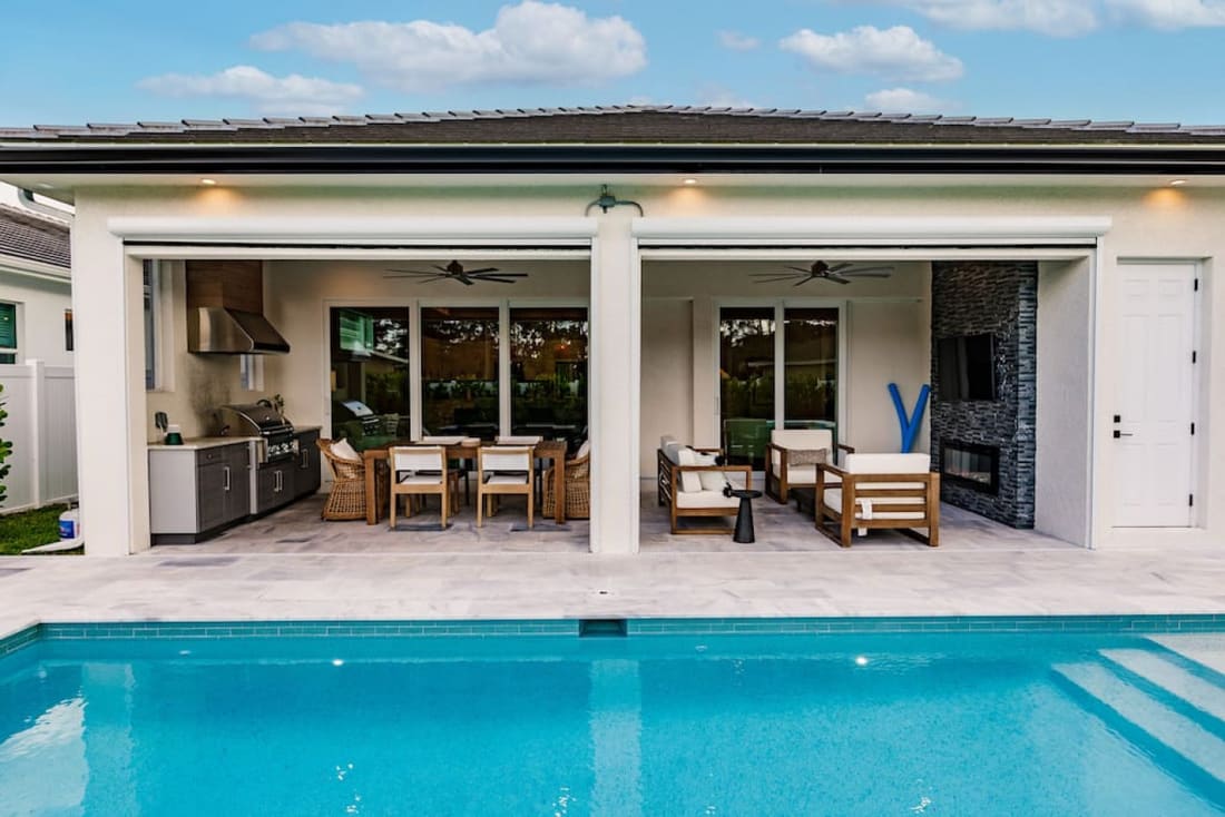 Mimosa Manor, poolside photograph 5